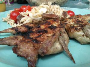 C'est le produit phare de la d&eacute;coupe.

La caille est d&eacute;soss&eacute;e partiellement (reste les os des ailes et des cuisses) et pr&eacute;sent&eacute;e